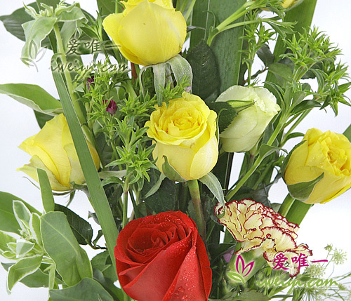 赤いバラ、黄色いバラ、黄色いカーネーションの花瓶