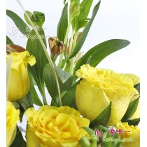 पीले गुलाबों का गुच्छा