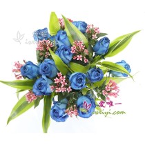 玻璃花瓶由13朵淡藍色玫瑰組成