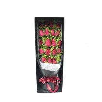Schachtel mit 19 roten Rosen
