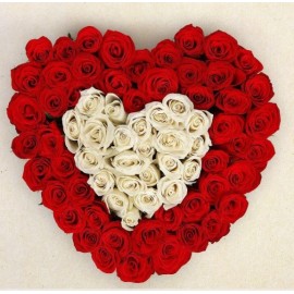 50 rote Rosen und 25 weiße Rosen in einem herzförmigen Blumenkasten
