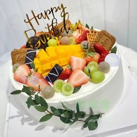 Bolo de aniversário de manga e frutas com biscoitos Oreo