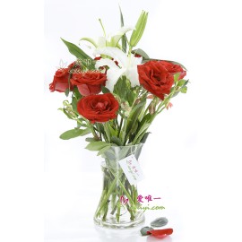 红玫瑰与白百合花瓶 « 爱之泉 »