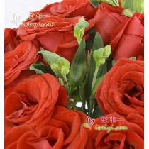 Die Vase mit 33 roten Rosen « Lieblingsromanze »