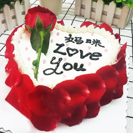 Geburtstagscremetorte mit roten Rosenblättern Ich liebe dich
