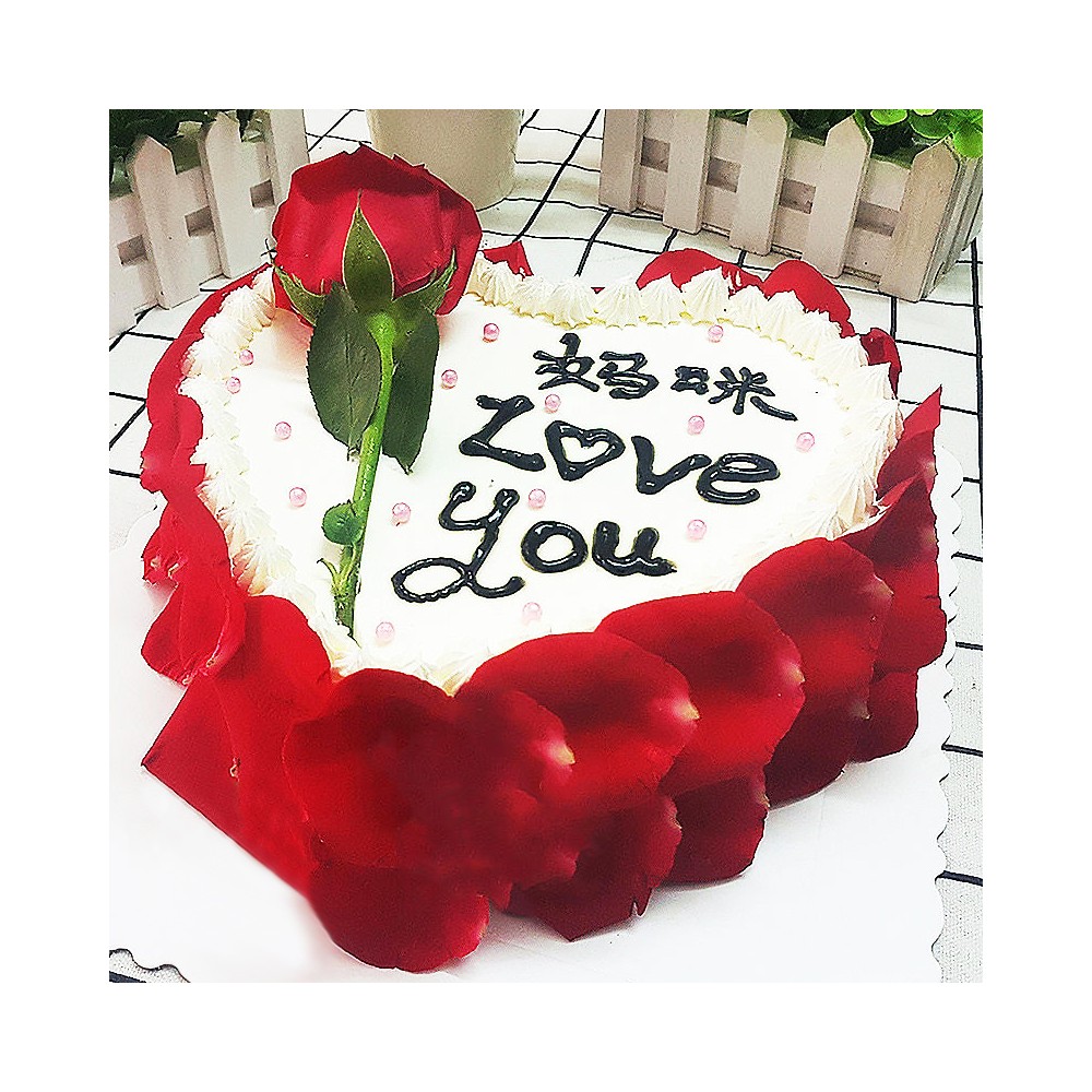 Gâteau d'anniversaire à la crème avec des pétales de rose rouge Je t'aime