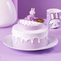 bolo de aniversário de duas camadas com frutas