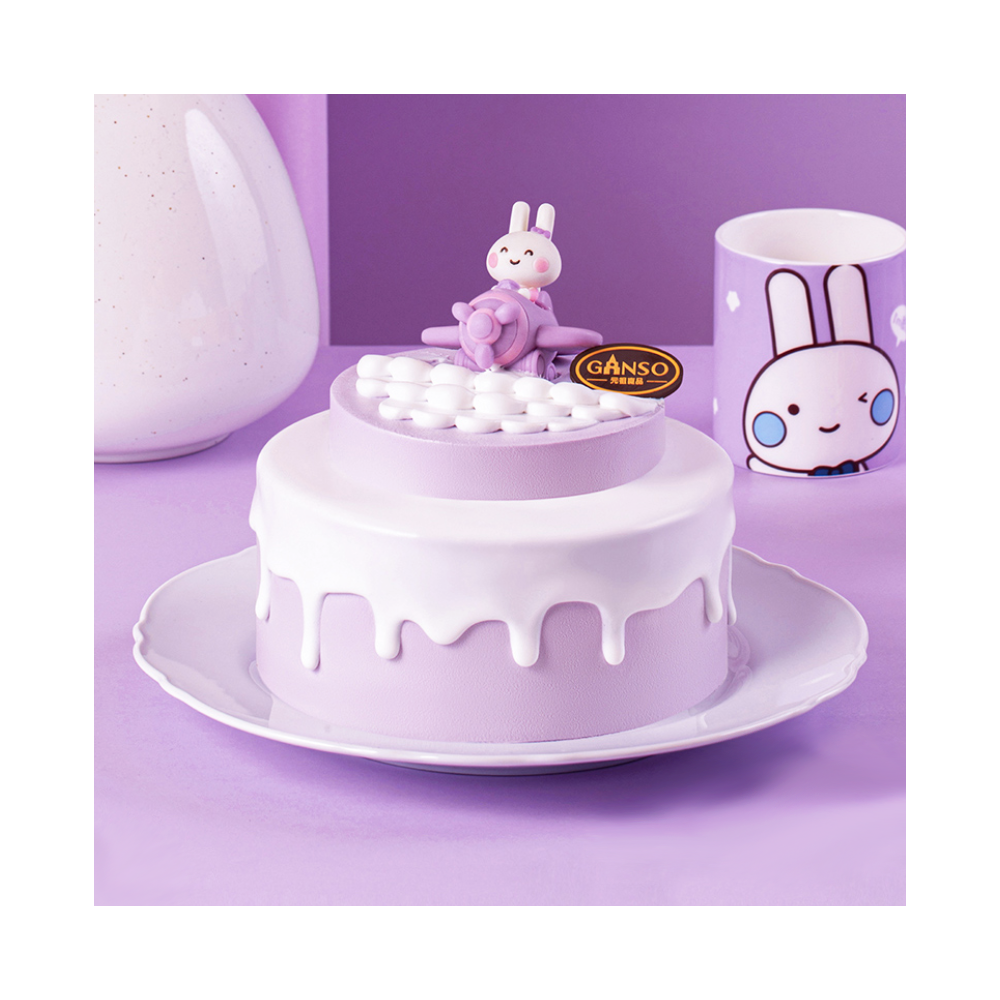 bolo de aniversário de duas camadas com frutas