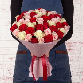 Bouquet composé de 22 roses rouges, 19 roses roses et 11 roses blanches.