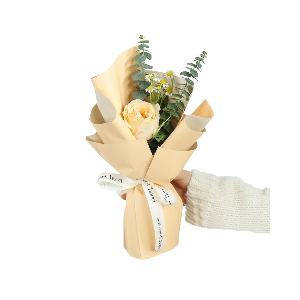 Einreihige Champagner-Rose mit Eukalyptus und Gänseblümchen-Mini-Bouquet