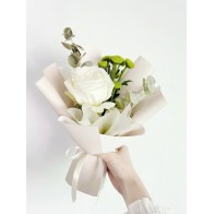 Ramo Miniatura de Rosa Blanca de Tallo Sencillo con Eucalipto y Crisantemo Botón Verde.