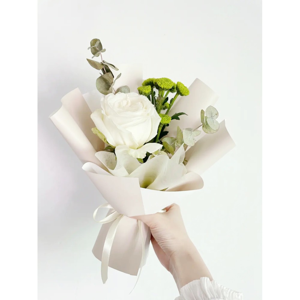 Mini bouquet Une rose blanche avec eucalyptus et chrysanthème bouton vert