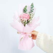 Mini Bouquet Un Oeillet rose, eucalyptus et gypsophile