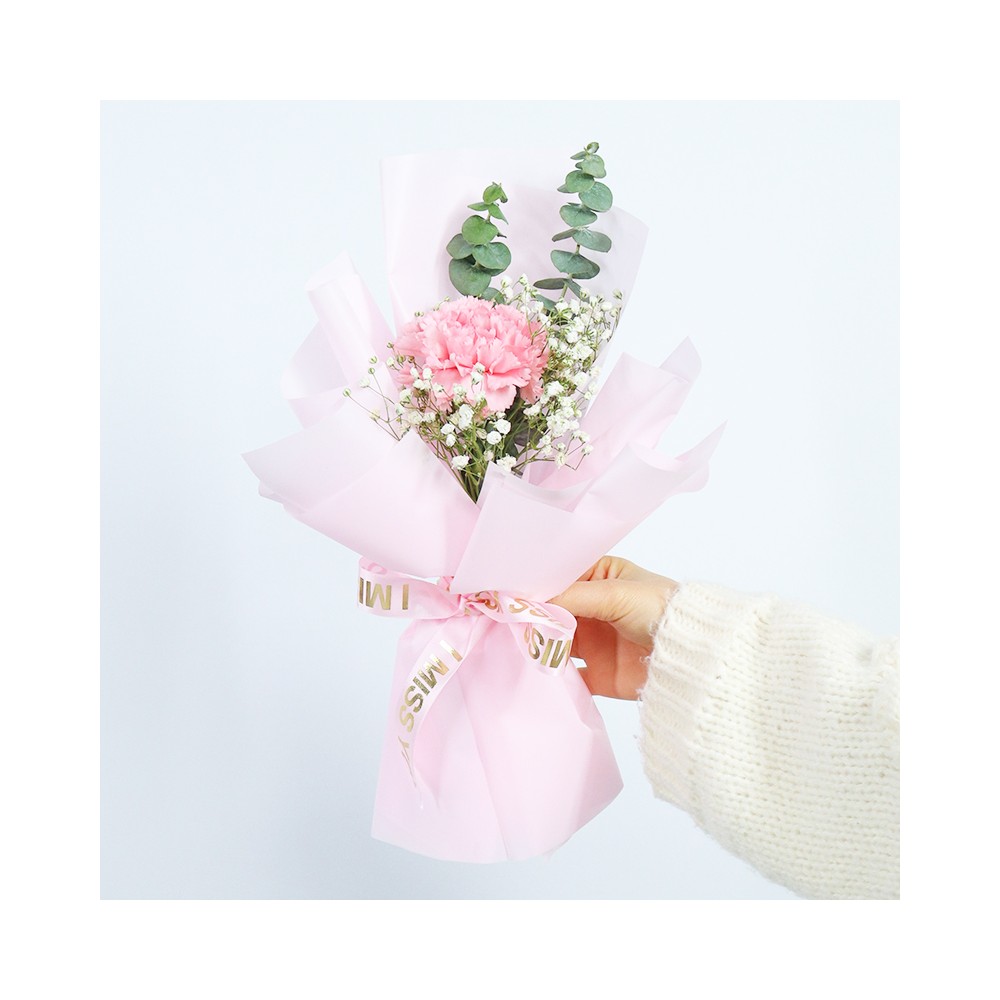 Mini Bouquet Un Oeillet rose, eucalyptus et gypsophile