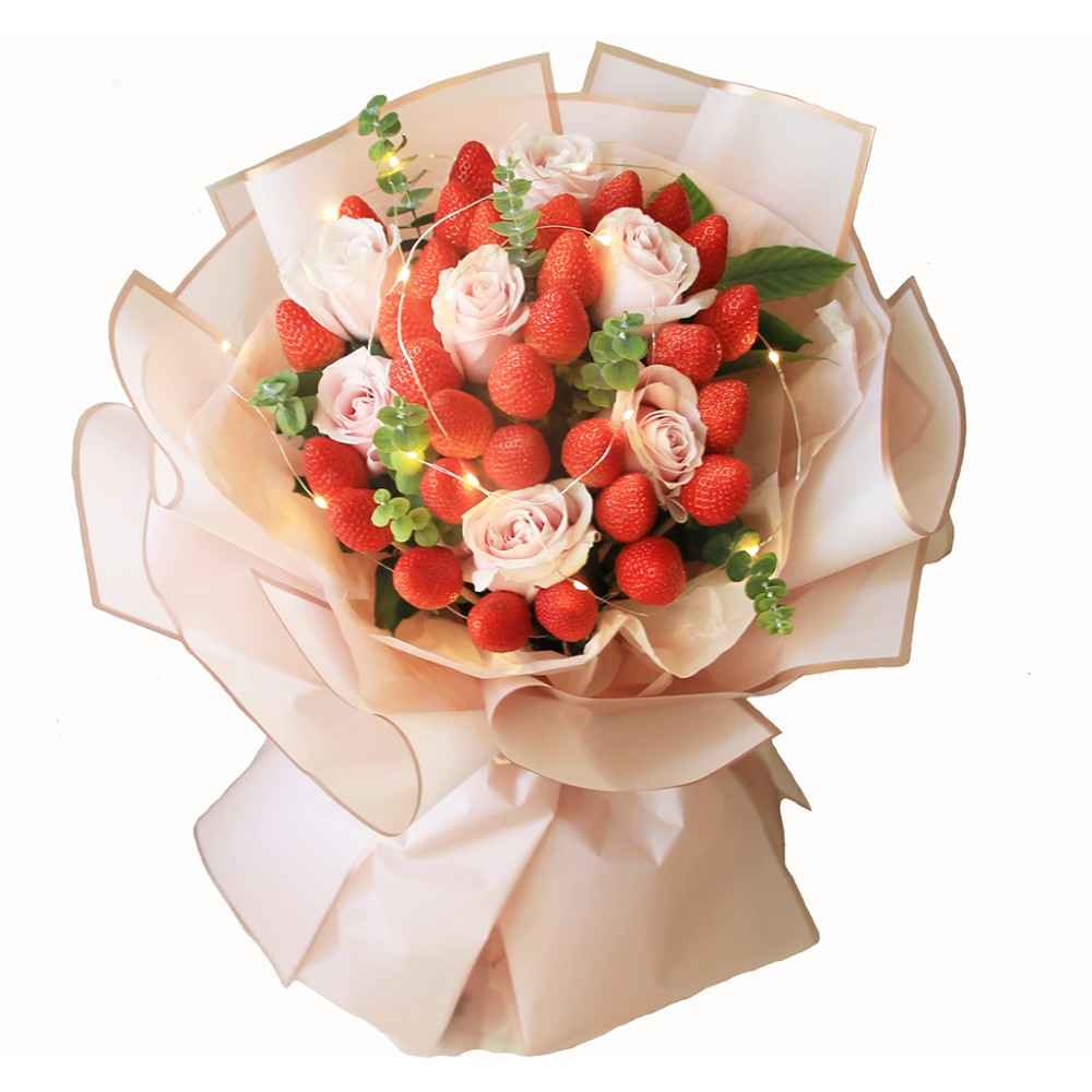 33 顆草莓和 7 朵粉紅玫瑰的花束