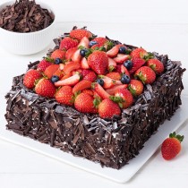Torta di compleanno a forma di quadrato, Black Forest, farcita con fragole.