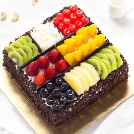 Quadratischer Geburtstagskuchen mit mehreren Früchten