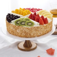 Bolo de aniversário redondo com várias frutas