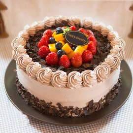 Gâteau d'anniversaire de la Forêt-Noire avec fraises, mangues, myrtilles