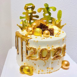 Gâteau d'anniversaire doré super riche