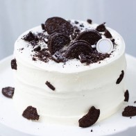 Eiscreme-Geburtstagstorte mit Oreo-Keksen und frischer Fruchtfüllung