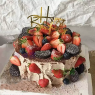 Bolo de aniversário de morangos e Oreo