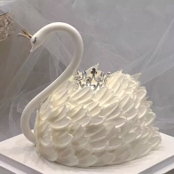 Bolo de aniversário em forma de cisne branco, elegância ardente