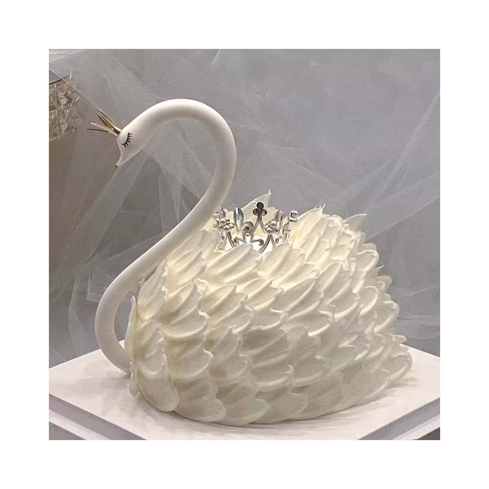 Bolo de aniversário em forma de cisne branco, elegância ardente