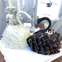 Gâteau d'anniversaire cygne noir et blanc