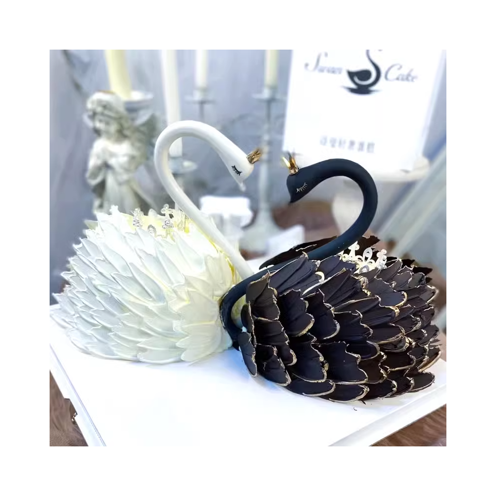 bolo de aniversário em forma de cisne preto e branco