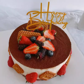 Tiramisu-Mousse-Geburtstagstorte mit Erdbeeren, Heidelbeeren und Keksen