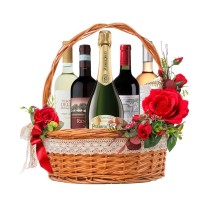 Panier cadeau amateur de vins avec roses rouges