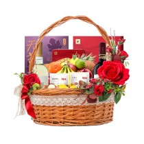 Panier-cadeau du festival de la mi-automne avec des gâteaux de lune, du thé et des roses rouges