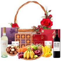 Panier-cadeau du festival de la mi-automne avec des gâteaux de lune, du thé et des roses rouges