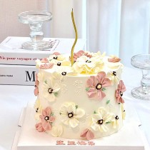 Gâteau d'anniversaire élégant à la crème glacée florale avec garniture de fruits frais