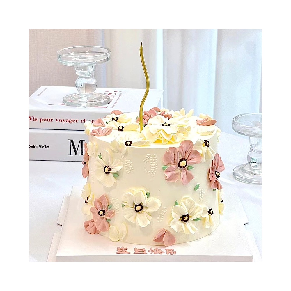 Bolo de aniversário elegante com sorvete e recheio de frutas frescas, com tema floral.