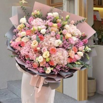 The Oversized Bouquet of Flowers  « You’re my everything »