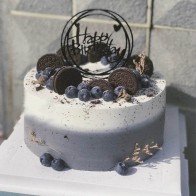 bolo de aniversário de mirtilo e biscoitos Oreo