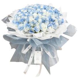 Der Strauß aus 99 weißen, blau getönten Rosen « Schneekönigin »