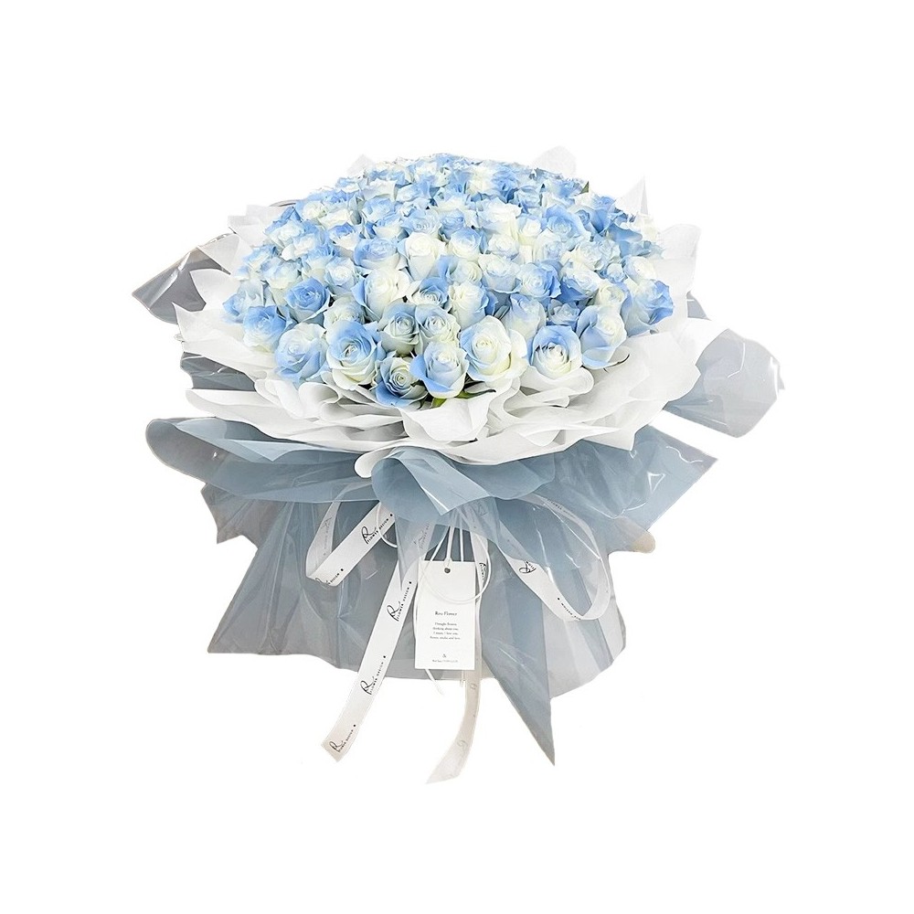 Der Strauß aus 99 weißen, blau getönten Rosen « Schneekönigin »