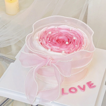 Bolo de aniversário redondo com estampa de rosas cor-de-rosa