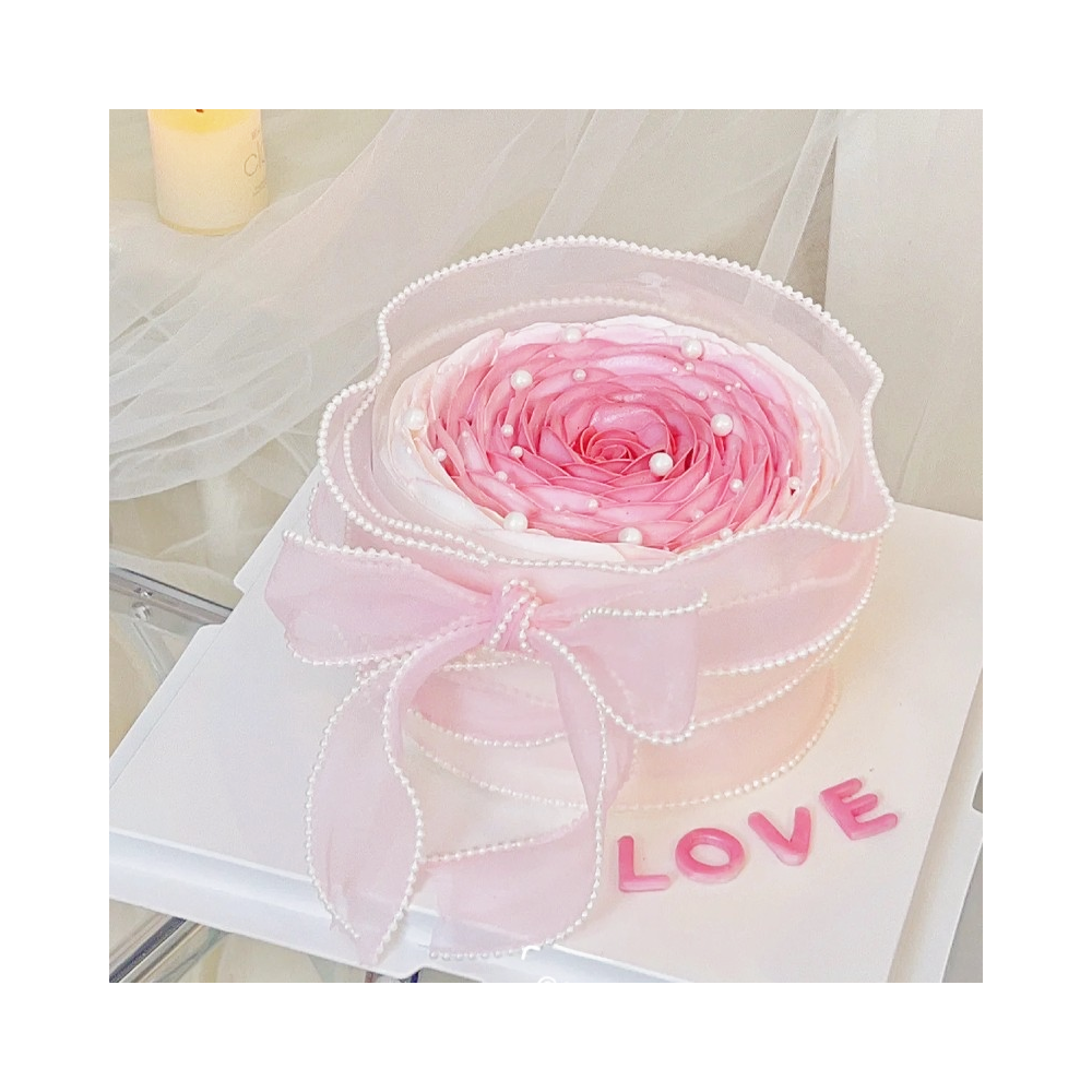 Bolo de aniversário redondo com estampa de rosas cor-de-rosa