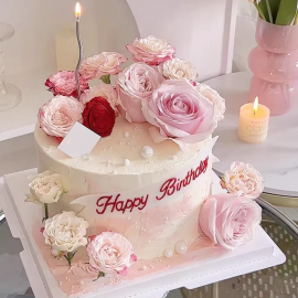Runder Geburtstagskuchen im Rosen-Blumen-Stil
