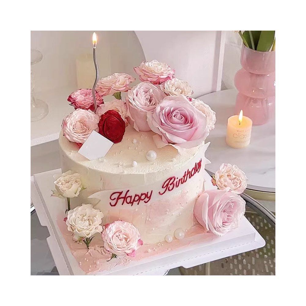 Gâteau d'anniversaire de forme ronde et style fleurs roses