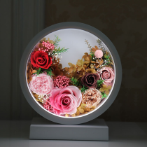 Lampe de chevet avec des fleurs préservées