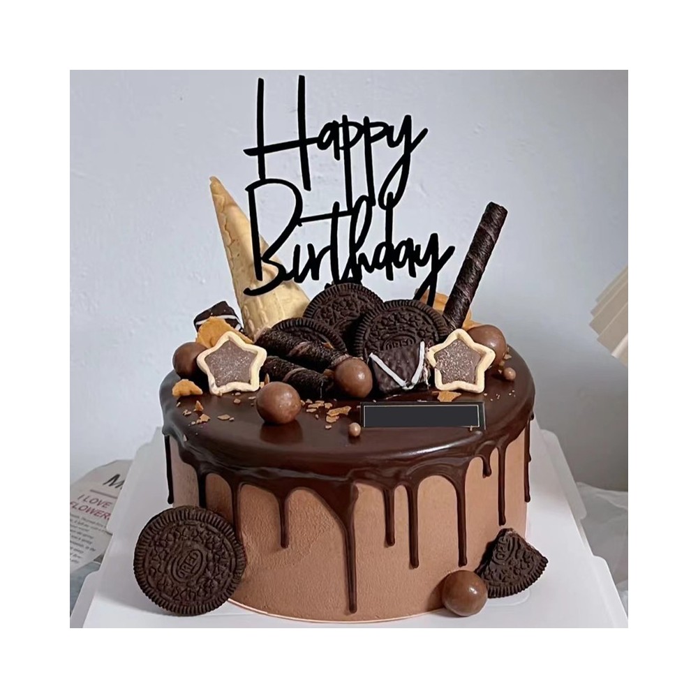 Bolo de aniversário de chocolate com biscoitos Oreo