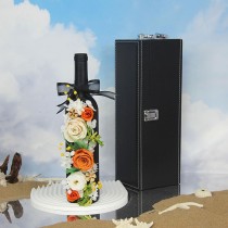 葡萄酒瓶中的永生玫瑰與繡球花