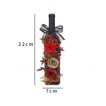 葡萄酒瓶中的永生玫瑰與繡球花