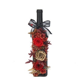 一瓶紅酒中的保鮮玫瑰和繡球花