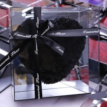 Стабилизированные розы в форме сердца в подарочной коробке